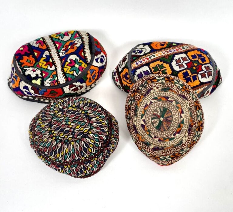 Ensemble de quatre petits chapeaux brodés de cotons de couleurs. - Moyen-Orient…