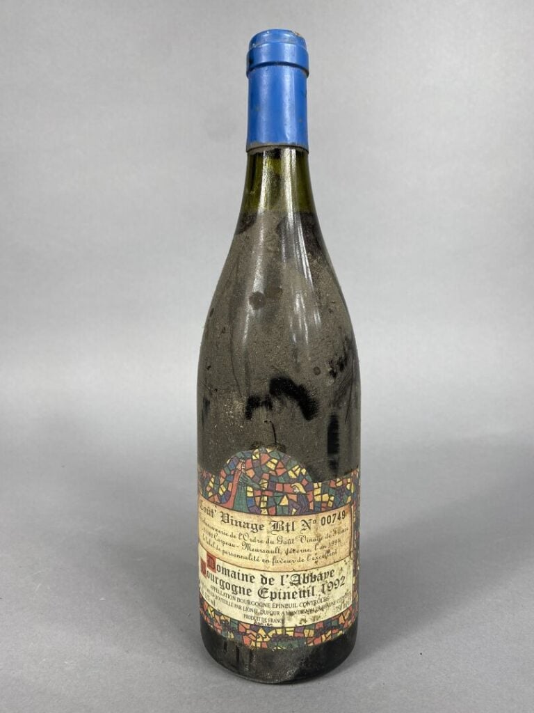 Ensemble de six bouteilles comprenant : - - Nuits Saint Georges, Les cailles, 1…