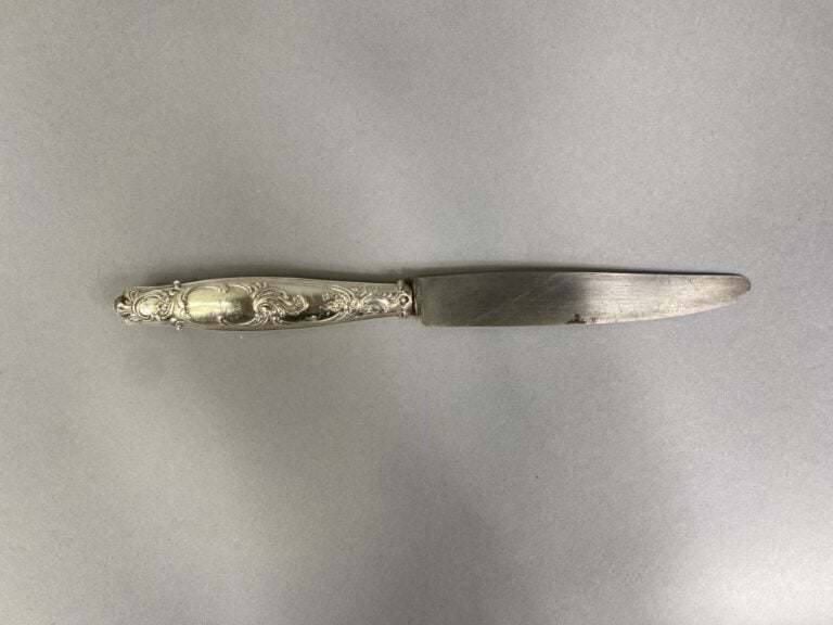 Ensemble de six couteaux de table, manche argent fourré (925) à décor de cartou…