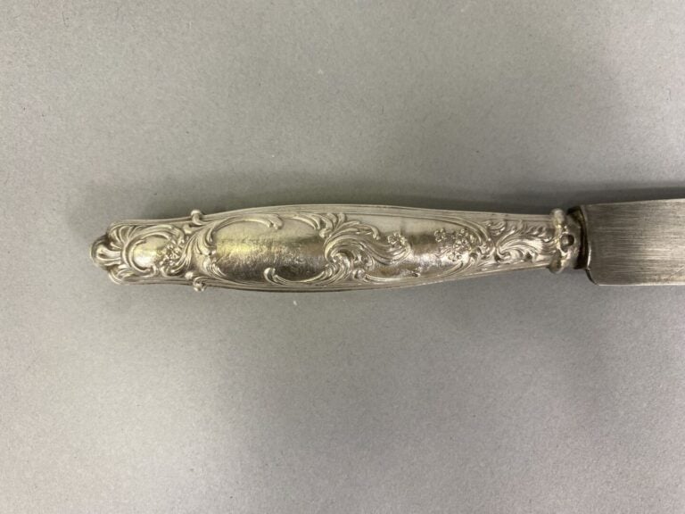 Ensemble de six couteaux de table, manche argent fourré (925) à décor de cartou…