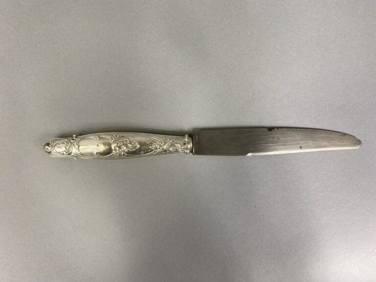 Ensemble de six couteaux de table, manche argent fourré (925) à décor de cartou…