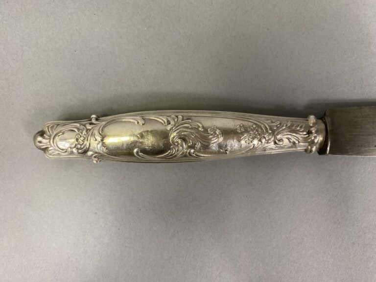 Ensemble de six couteaux de table, manche argent fourré (925) à décor de cartou…
