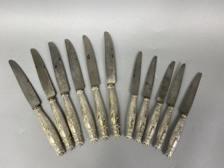 Ensemble de six couteaux de table, manche argent fourré (925) à décor de cartou…