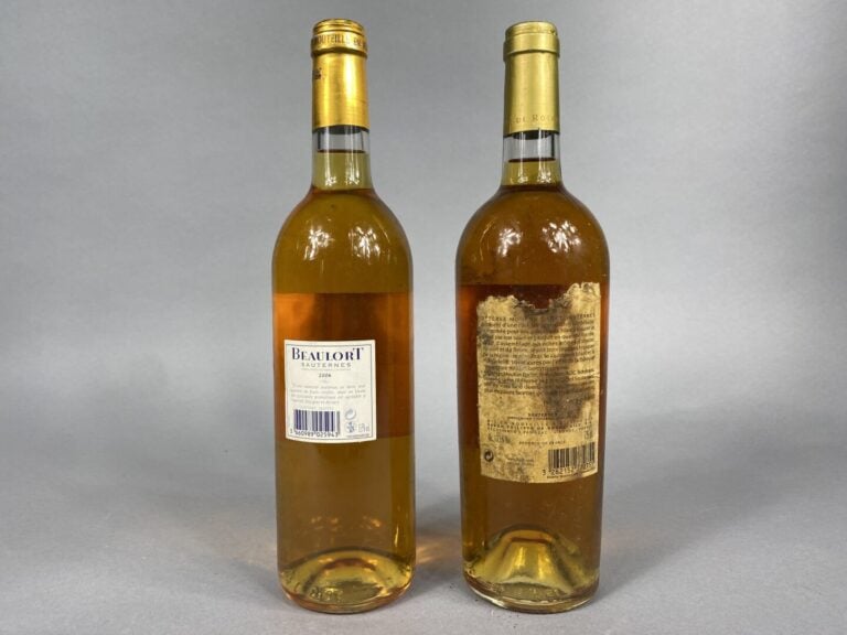 Ensemble de trois bouteilles comprenant : - - Mouton Cadet, Sauternes, 2004 - -…