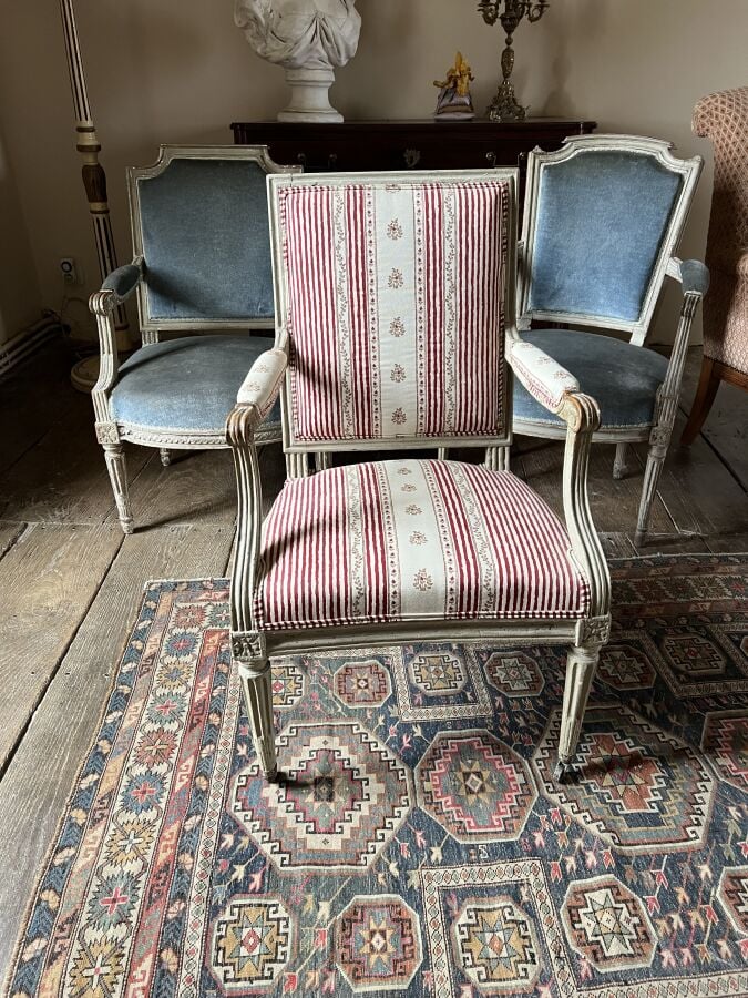Ensemble de trois fauteuils en bois mouluré et sculpté laqué crème. Deux à doss…