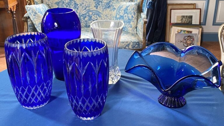Ensemble de trois vases (Hauteur25 cm) : et une coupe en verre bleu (Diam : 35…