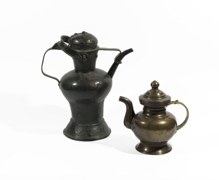 Ensemble du Proche Orient et Asie Sud Est comprenant : 5 aspersoirs en bronze (…