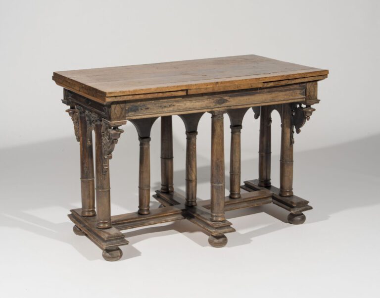 Ensemble mobilier en bois naturel comprenant : - Une table à plateau amovible r…