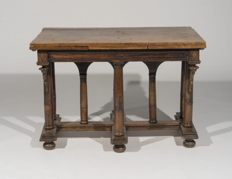 Ensemble mobilier en bois naturel comprenant : - Une table à plateau amovible r…