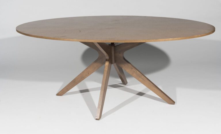 ENZO FRATELLI. Table de salle à manger de forme ovale en bois de placage sur un…
