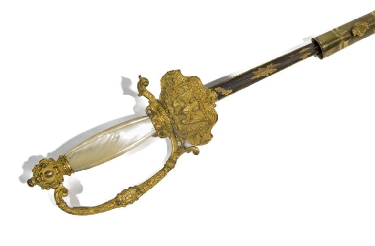 Epée Napoléonienne manche nacre. H : 95 cm