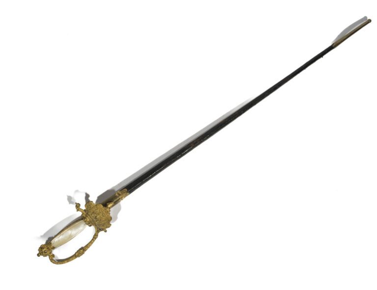 Epée Napoléonienne manche nacre. H : 95 cm