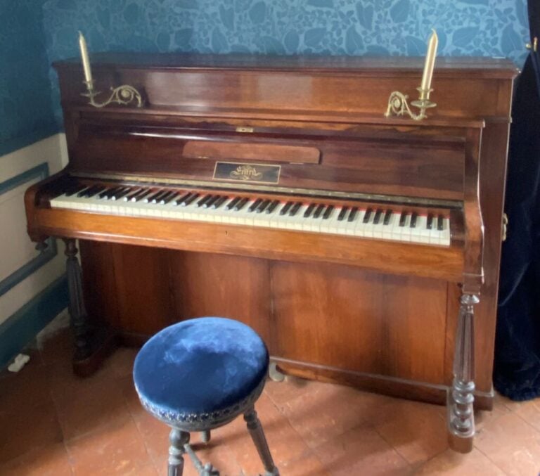 ERARD. Piano droit en palissandre et placage de palissandre ; cadre bois. - 113…
