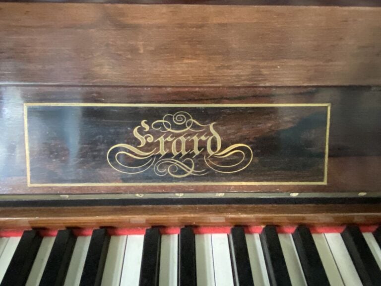 ERARD. Piano droit en palissandre et placage de palissandre ; cadre bois. - 113…