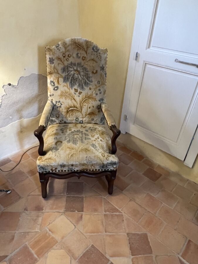 Fauteuil à haut dossier droit en bois naturel à quatre pieds à entretoise os de…