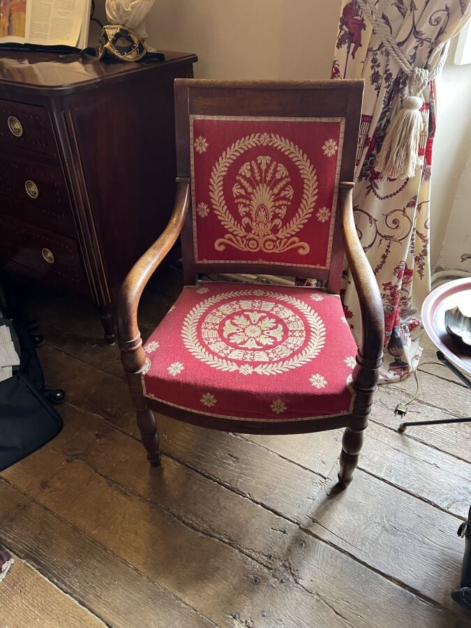 Fauteuil en acajou et placage d'acajou à dossier légèrement cintré. Il repose s…