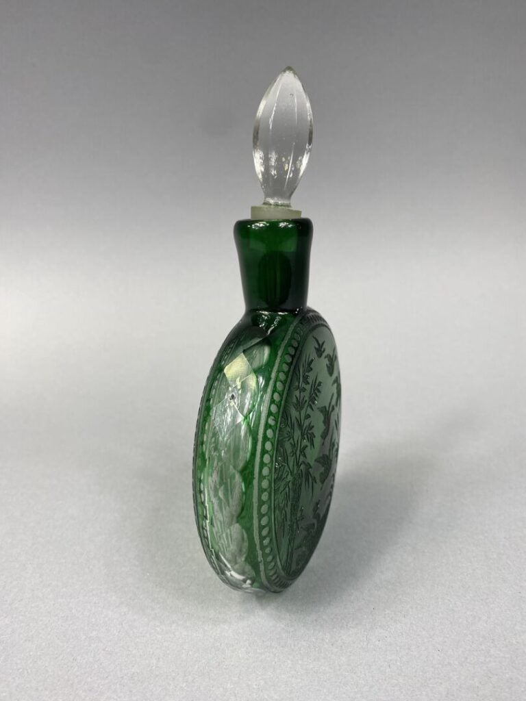 Flasque circulaire en verre doublé vert à décor gravé à l'acide d'une scène de…