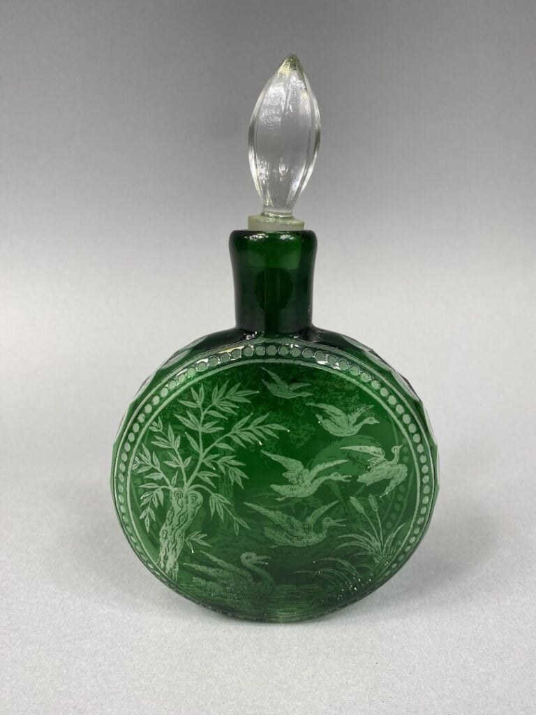 Flasque circulaire en verre doublé vert à décor gravé à l'acide d'une scène de…