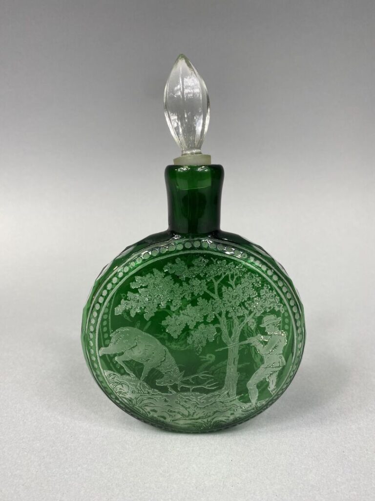Flasque circulaire en verre doublé vert à décor gravé à l'acide d'une scène de…