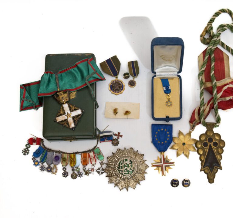 Fort lot de médailles et décorations dont Légion d'honneur, décorations alleman…