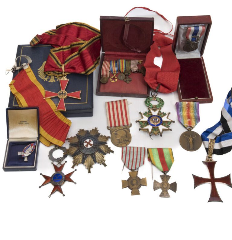 Fort lot de médailles et décorations dont Légion d'honneur, décorations alleman…