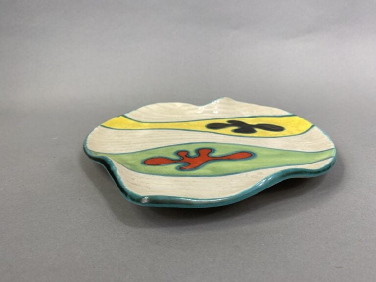 G. FOURMAINTRAUX (1886-1984) - Assiette polylobée en céramique à décor émaillé…