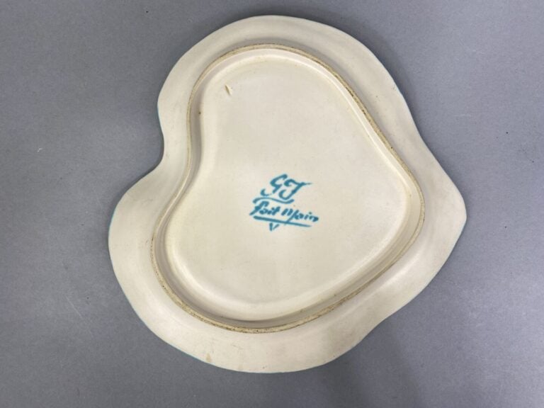 G. FOURMAINTRAUX (1886-1984) - Assiette polylobée en céramique à décor émaillé…