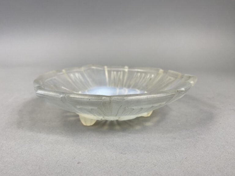 G. VALLON - Coupe en verre opalescent à trois pieds et bord dentelé, moulé à dé…