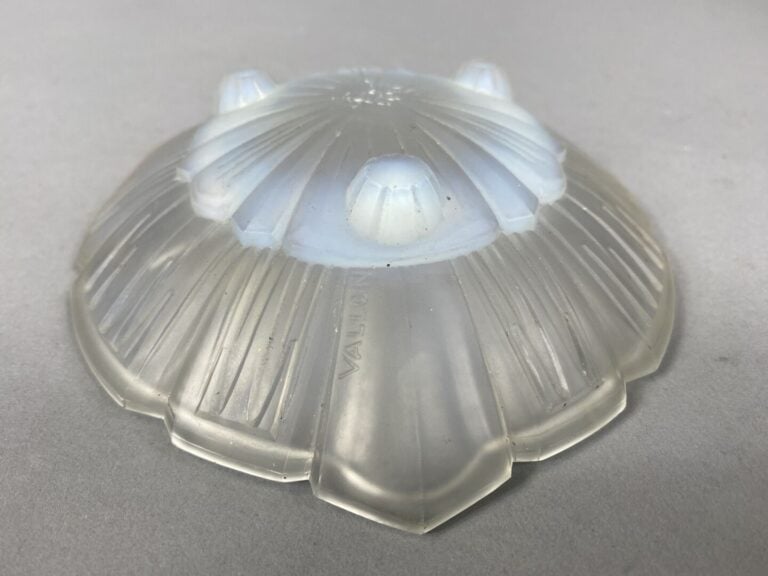G. VALLON - Coupe en verre opalescent à trois pieds et bord dentelé, moulé à dé…