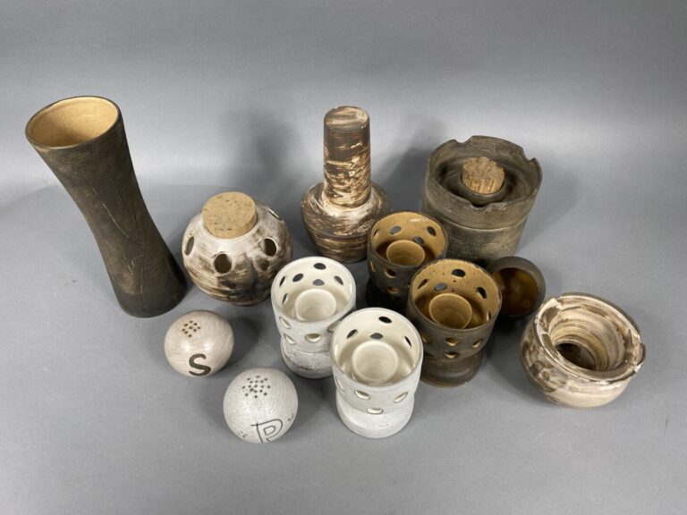 GALERIE DE LA COURTINE - SAINT PAUL DE VENCE - Ensemble de 12 poteries émaillée…