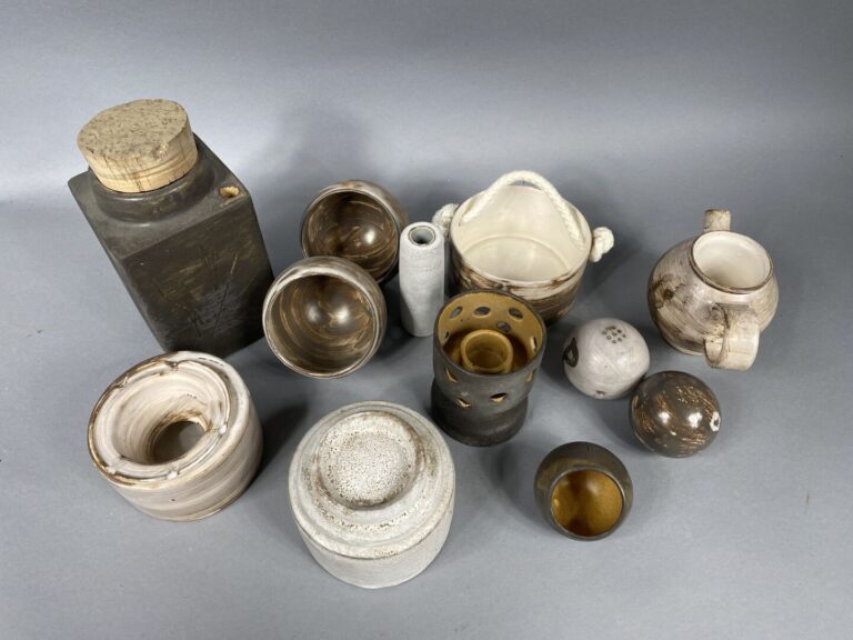 GALERIE DE LA COURTINE - SAINT PAUL DE VENCE - Ensemble de 12 poteries émaillée…