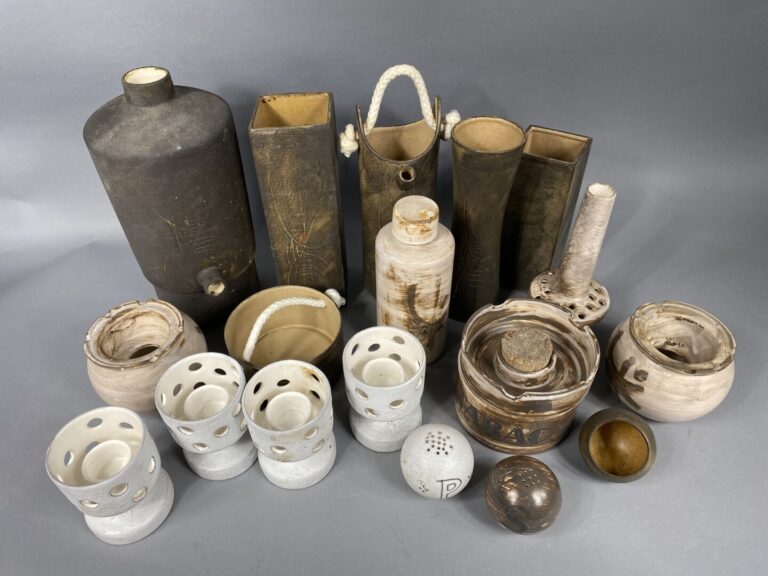 GALERIE DE LA COURTINE - SAINT PAUL DE VENCE - Ensemble de 18 poteries émaillée…