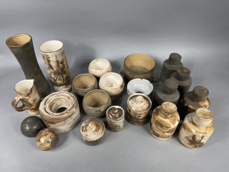 GALERIE DE LA COURTINE - SAINT PAUL DE VENCE - Ensemble de 22 poteries émaillée…