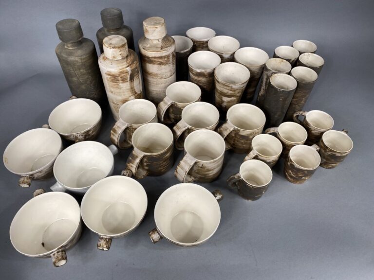 GALERIE DE LA COURTINE - SAINT PAUL DE VENCE - Ensemble de 32 poteries émaillée…