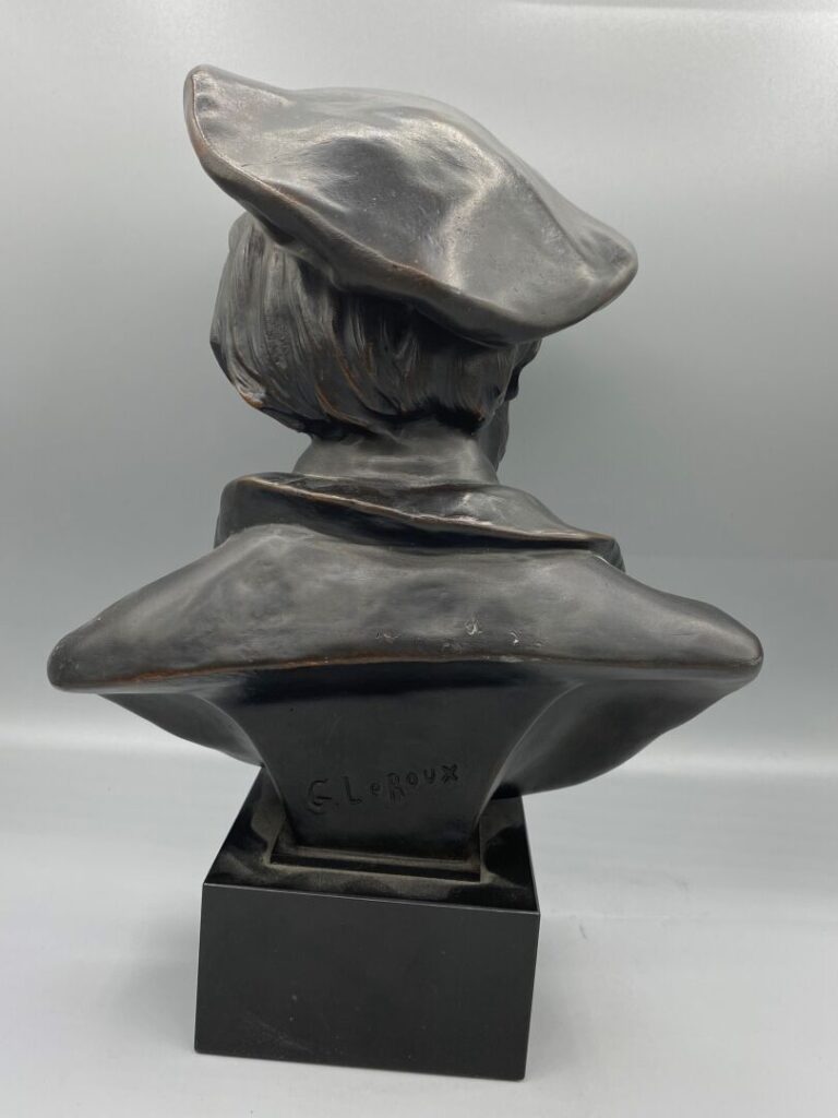 Gaston LEROUX (1854-1942), d'après - Buste d'homme au béret posant sur un socle…