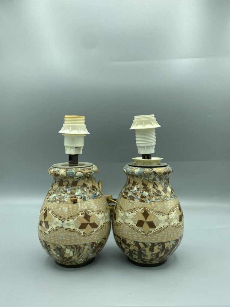 GERBINO - Paire de vases à panse renflée en terres mêlées, montées en lampe H (…