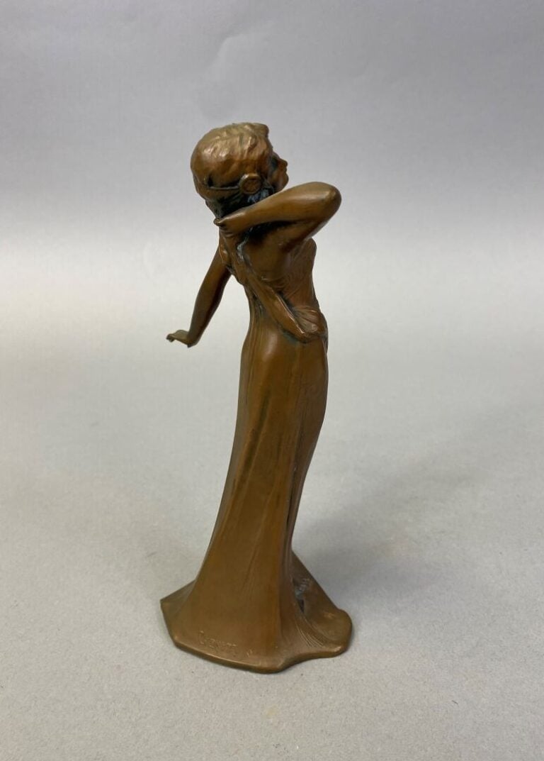 GERHART - Sujet en bronze patiné brun représentant une femme - H : 20 cm - On j…