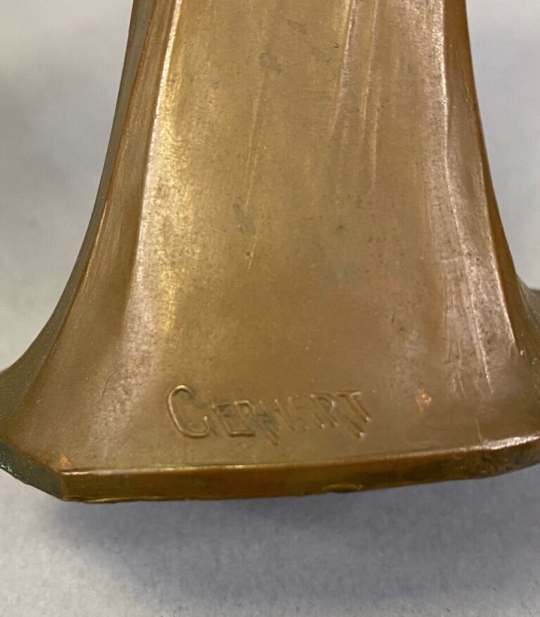 GERHART - Sujet en bronze patiné brun représentant une femme - H : 20 cm - On j…