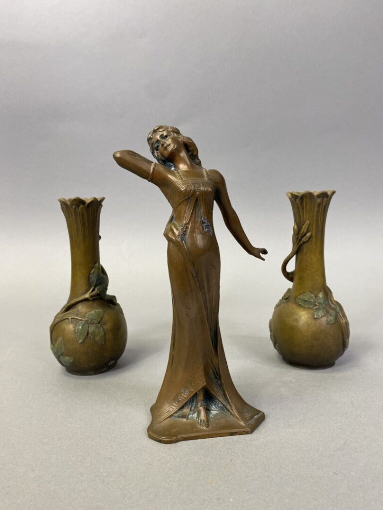 GERHART - Sujet en bronze patiné brun représentant une femme - H : 20 cm - On j…