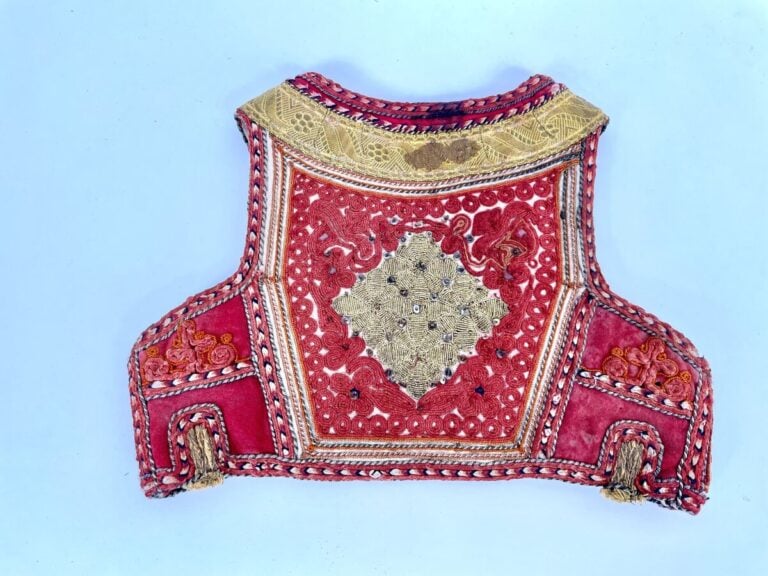 Gilet d'enfant brodé rouge et or. Turquie. Usures