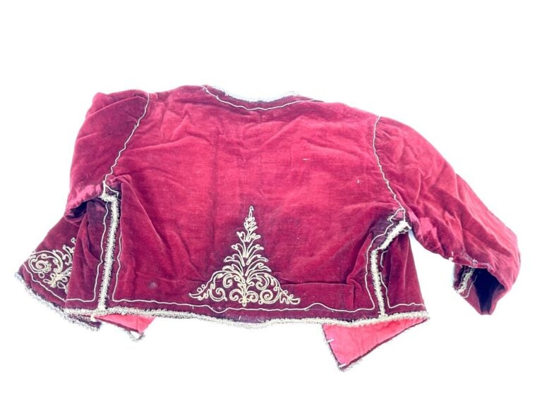 Gilet d'enfant en velours bordeaux et broderies or. Turquie