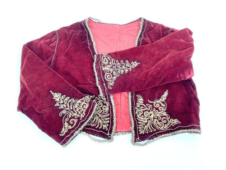 Gilet d'enfant en velours bordeaux et broderies or. Turquie
