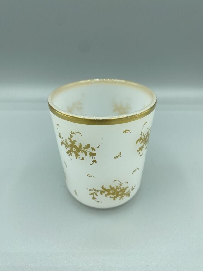 Gobelet en opaline pâte de riz à décor doré de semis de petits bouquets de fleu…