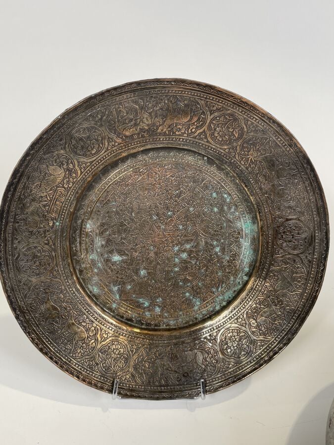 Grand bassin en cuivre étamé à motifs stylisés gravés - Hauteur : 10 cm Diam :…