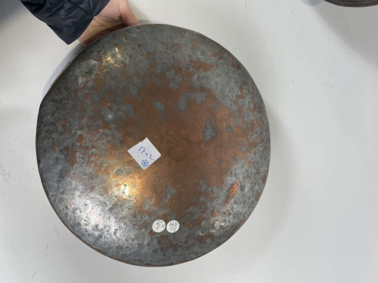 Grand bassin en cuivre étamé à motifs stylisés gravés - Hauteur : 10 cm Diam :…