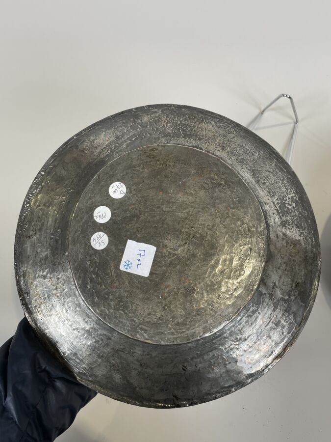 Grand bassin en cuivre étamé à motifs stylisés gravés - Hauteur : 10 cm Diam :…