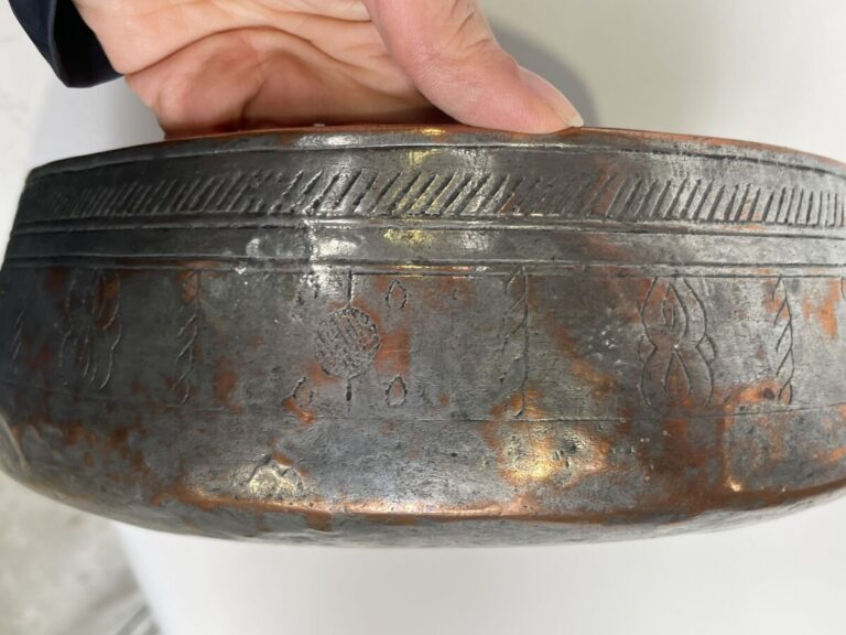 Grand bassin en cuivre étamé à motifs stylisés gravés - Hauteur : 10 cm Diam :…