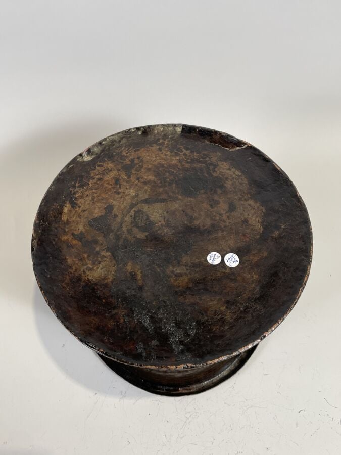 Grand bassin tronconique en cuivre patiné et col ourlé à motifs incisés de bouq…