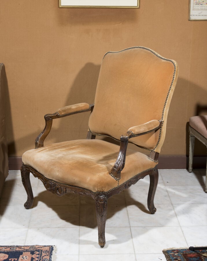 Grand Fauteuil à châssis à dossier plat en bois naturel sculpté de coquilles et…