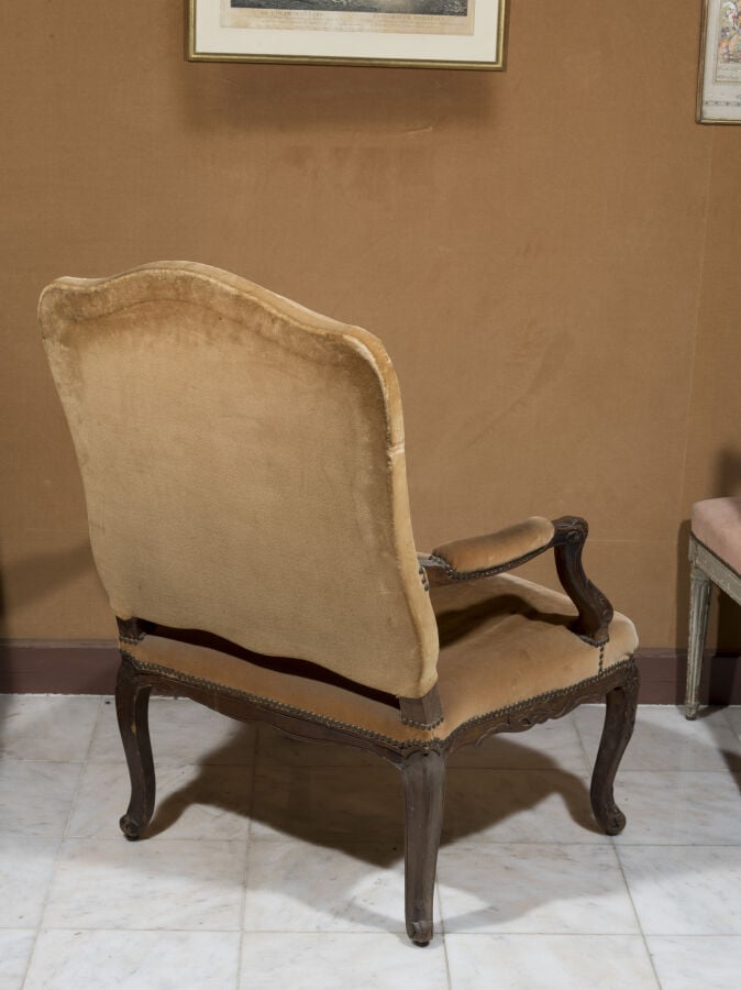 Grand Fauteuil à châssis à dossier plat en bois naturel sculpté de coquilles et…